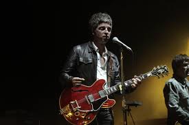 Noel Gallagher canta con il Manchester