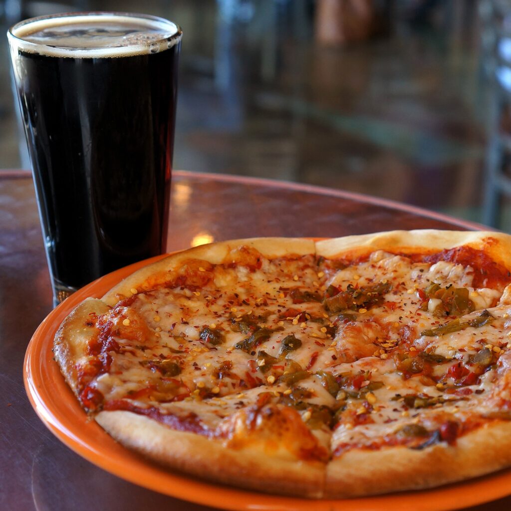 Pizza e Birra: il binomio vincente per i tifosi di calcio italiani Pizza e Birra: il binomio vincente per i tifosi di calcio italiani