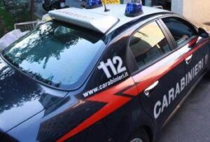 offre passaggio in macchina a giovane vicina e abusa di lei arrestato 62enne